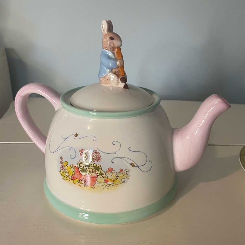 Peter Rabbit Teleflora Gift Tea Pot 8x10